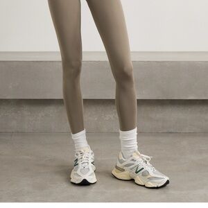 SKIMS Gray and Tan Leggings
I have two pairs only selling one grey one taupe
.